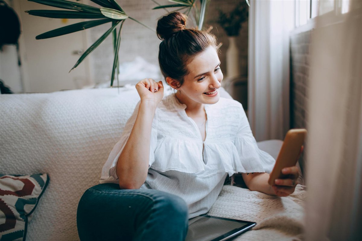 Woman happy after receiving a $500 no credit check loan by e-Transfer in Canada