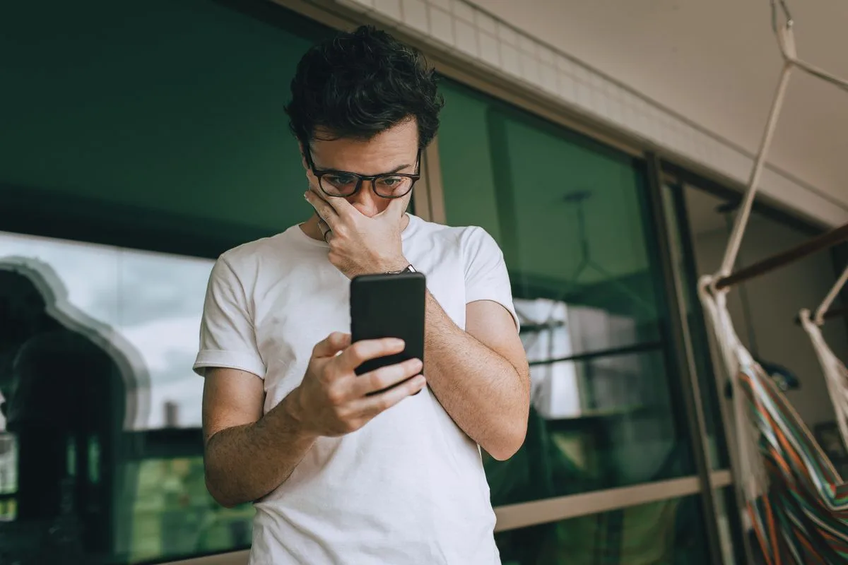 Man applying for a $1,000 no credit check loan on his phone