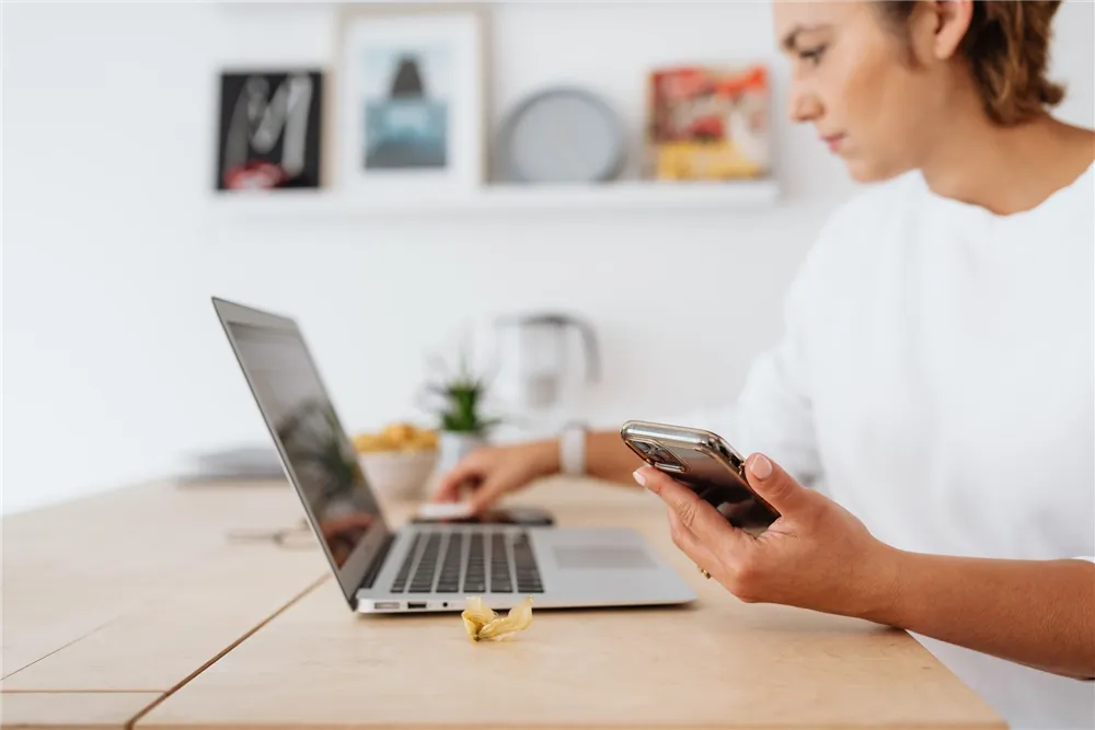 Woman applying online for a $200 no credit check loan in Canada