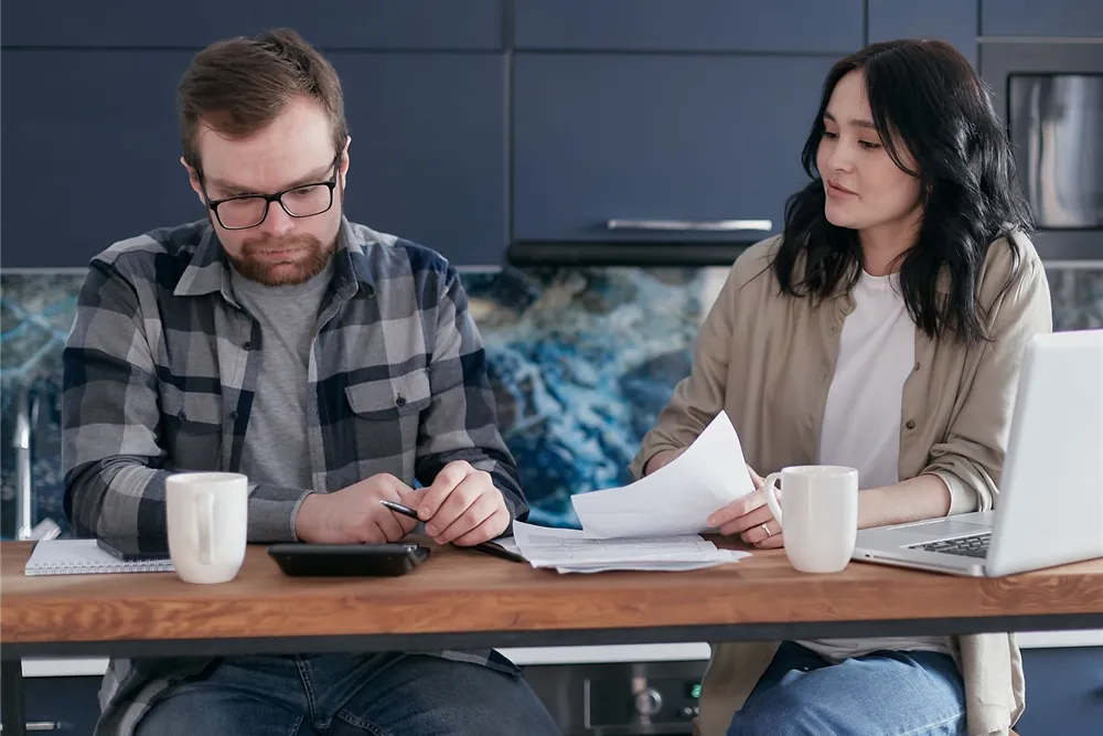 Couple calculating the cost of a $200 no credit check loan in Canada
