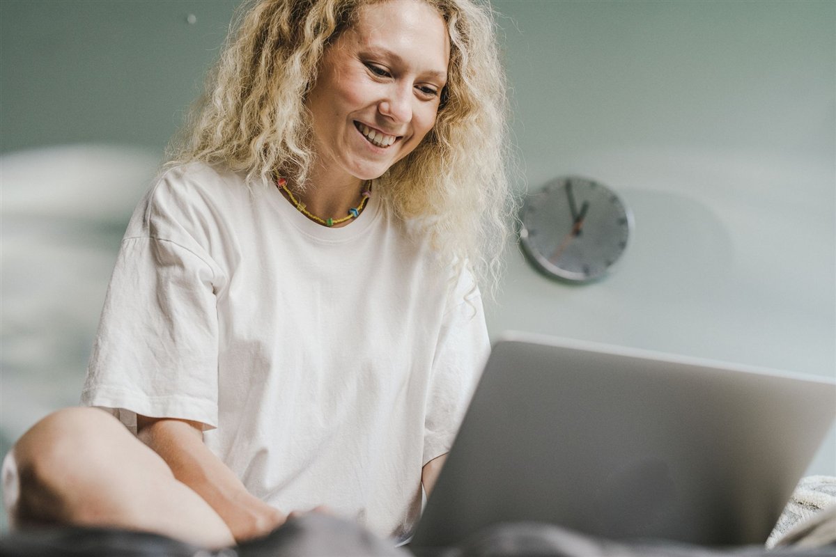 Canadian woman applying online for a no credit check loan on her laptop