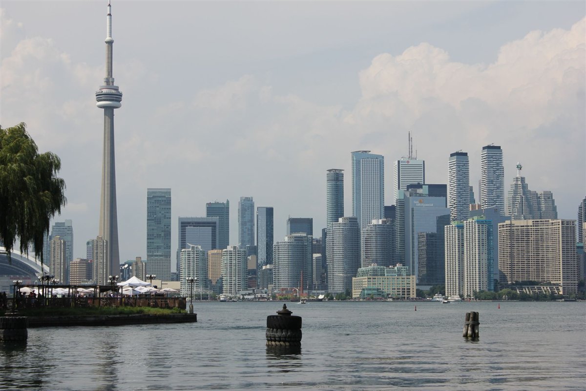 Toronto skyline with the CN Tower over Lake Ontario, no credit check loans Ontario