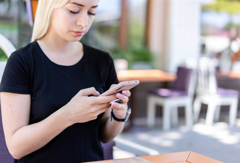 Woman applying for a no credit check payday loan on her phone in Canada