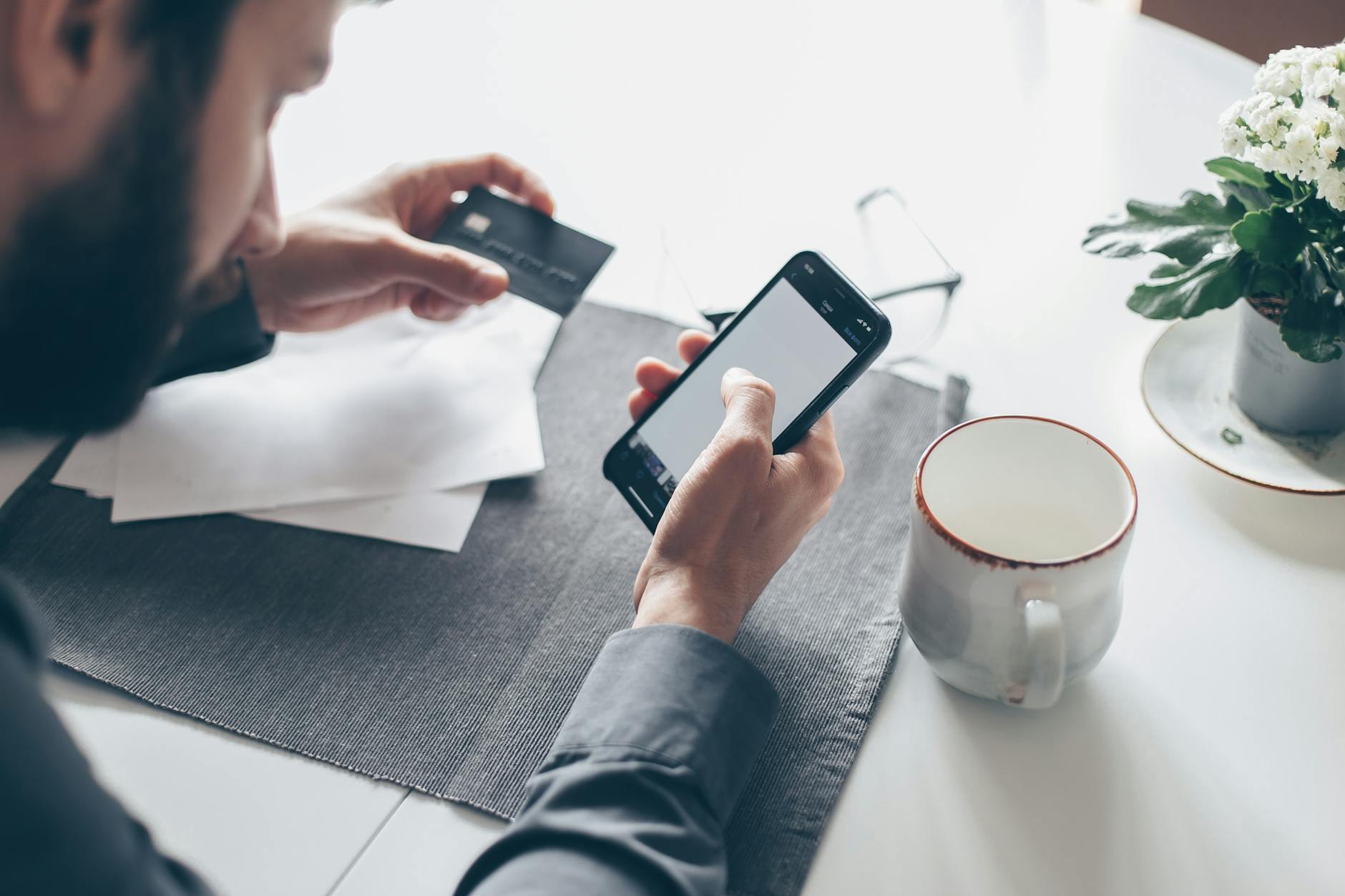 Man using smartphone to apply for a $500 no credit check loan Canada