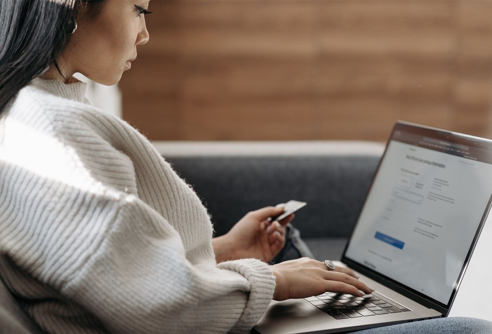 Woman applying online for a small no credit check loan in Canada
