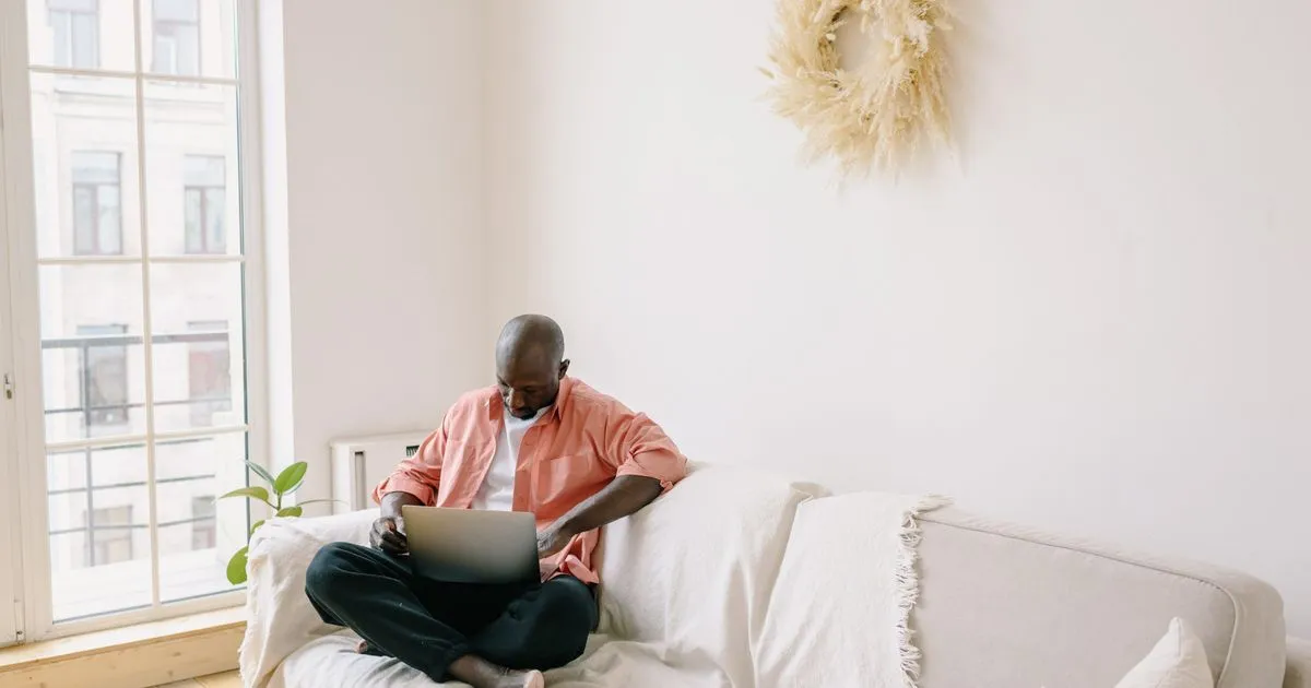 Applying for a no credit check loan from a laptop at home in Canada