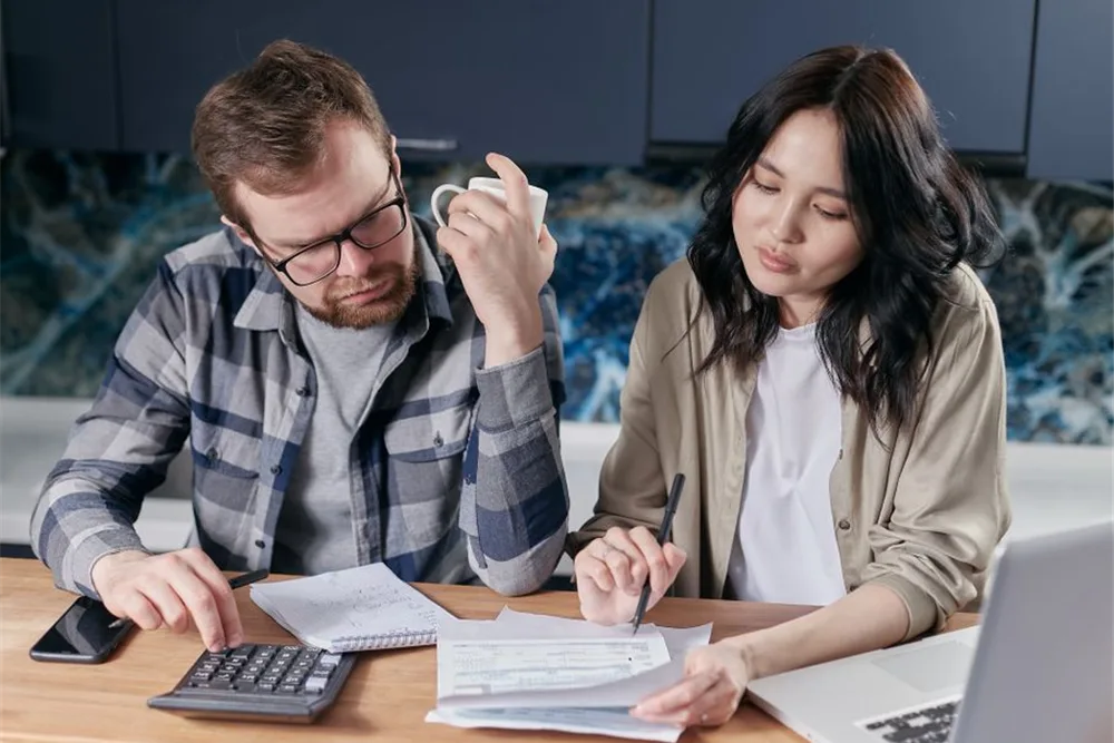 Couple planning bad credit installment loans payments in their budget