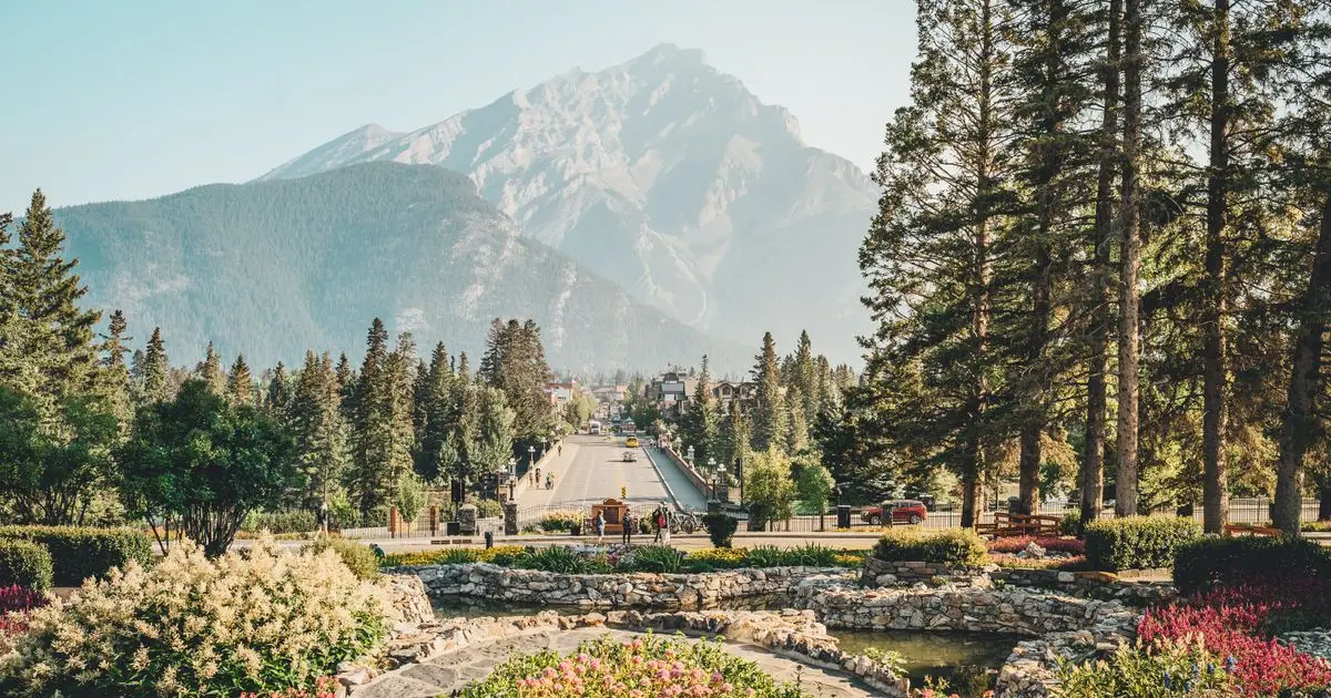 Instant loans Alberta - Banff Avenue and Cascade Mountain in Banff, Alberta