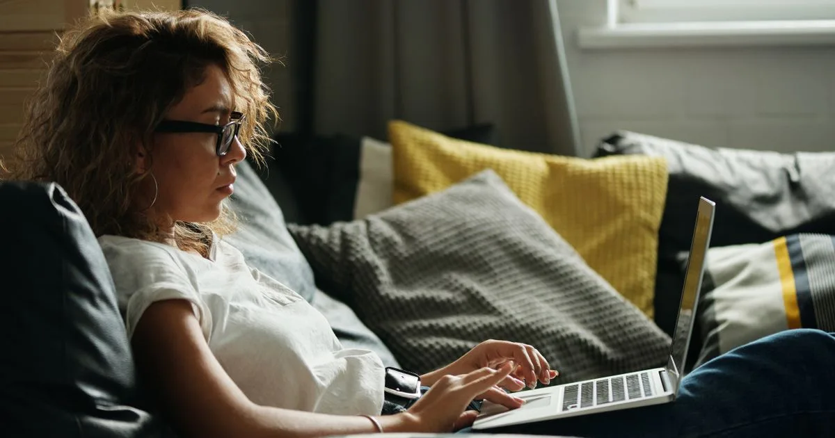 Toronto borrower filling out an application for no credit check loans online