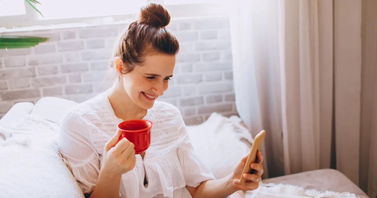 Quebec borrower smiling at the loan decision no credit check lenders sent to her phone