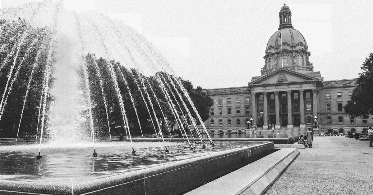 Instant loans Edmonton - Alberta Legislature Building and fountain in downtown Edmonton