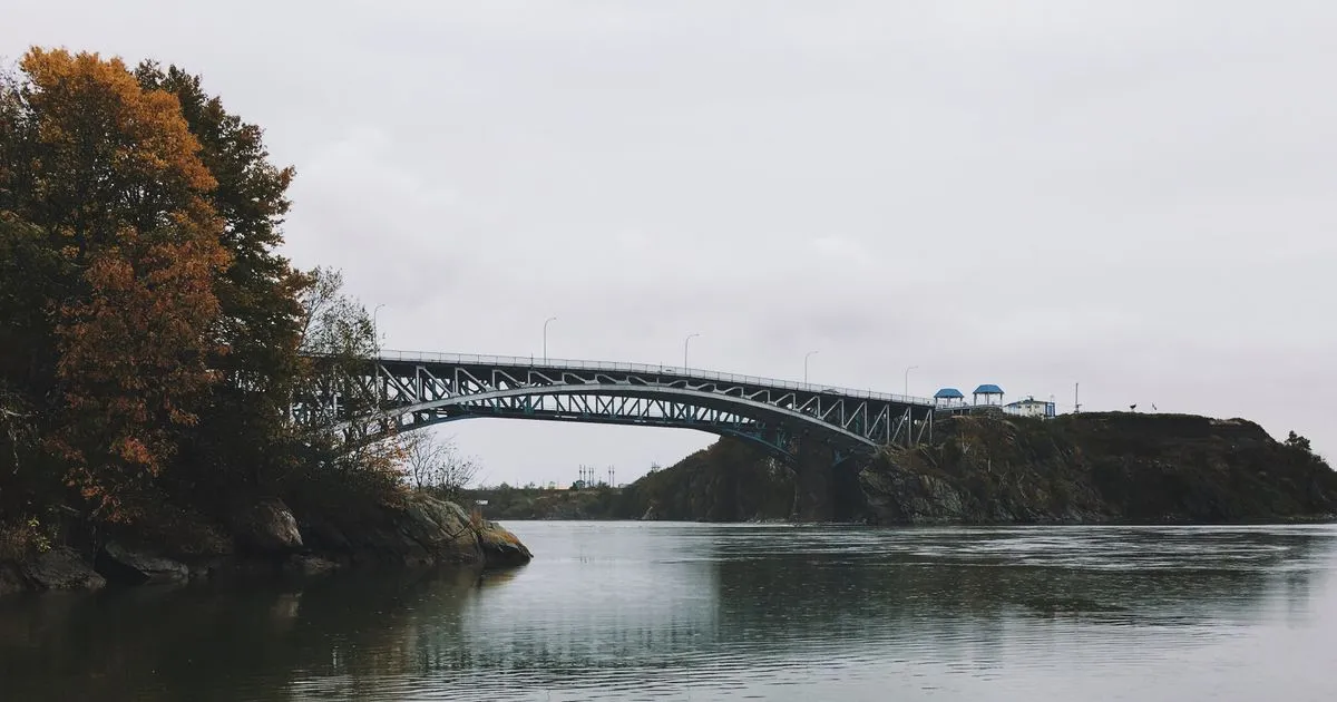 Instant loans New Brunswick borrowers use online, with the Reversing Falls bridge in Saint John