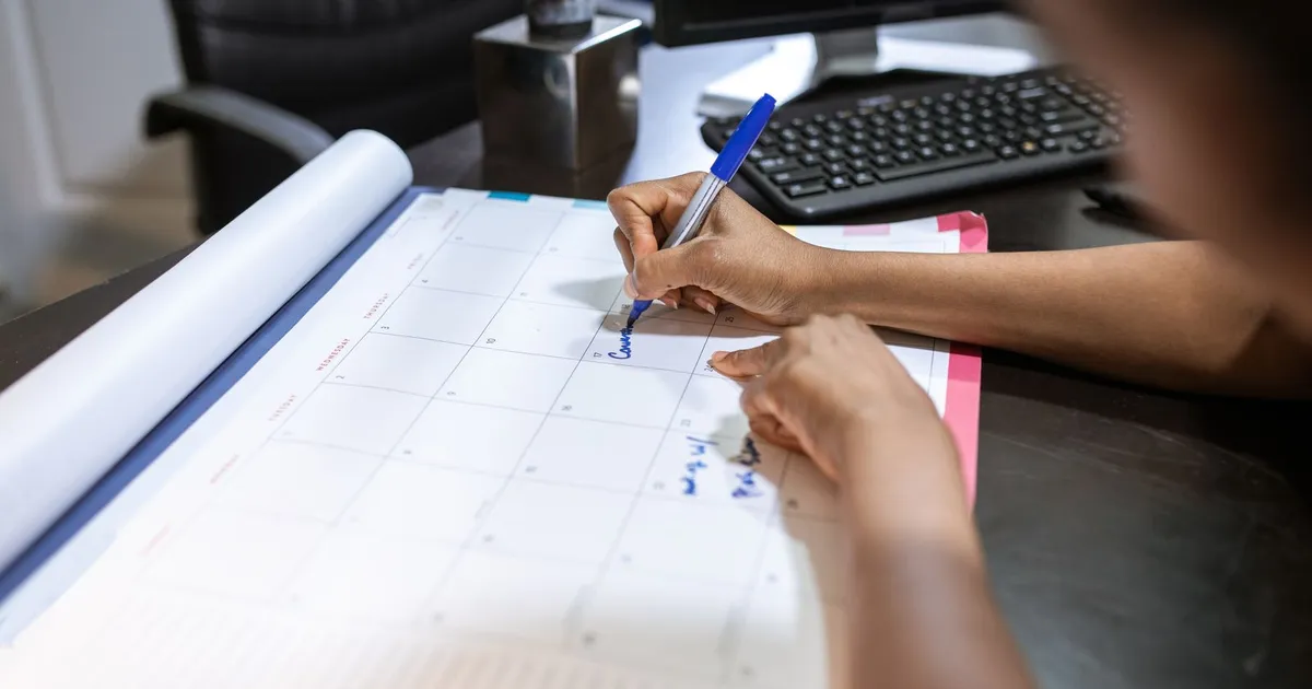 Marking the payment schedule for no credit check installment loans on a desk calendar