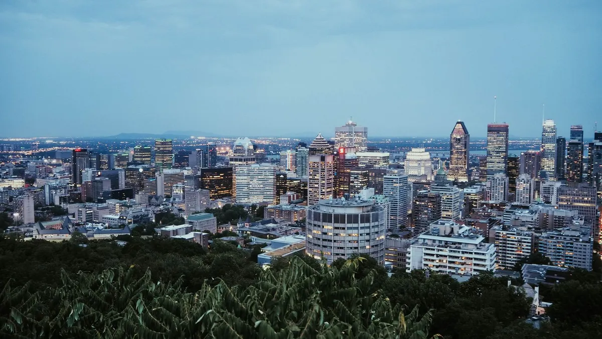 Centre-ville de Montréal au crépuscule, où le prêt sans enquête est encadré par la Loi sur la protection du consommateur