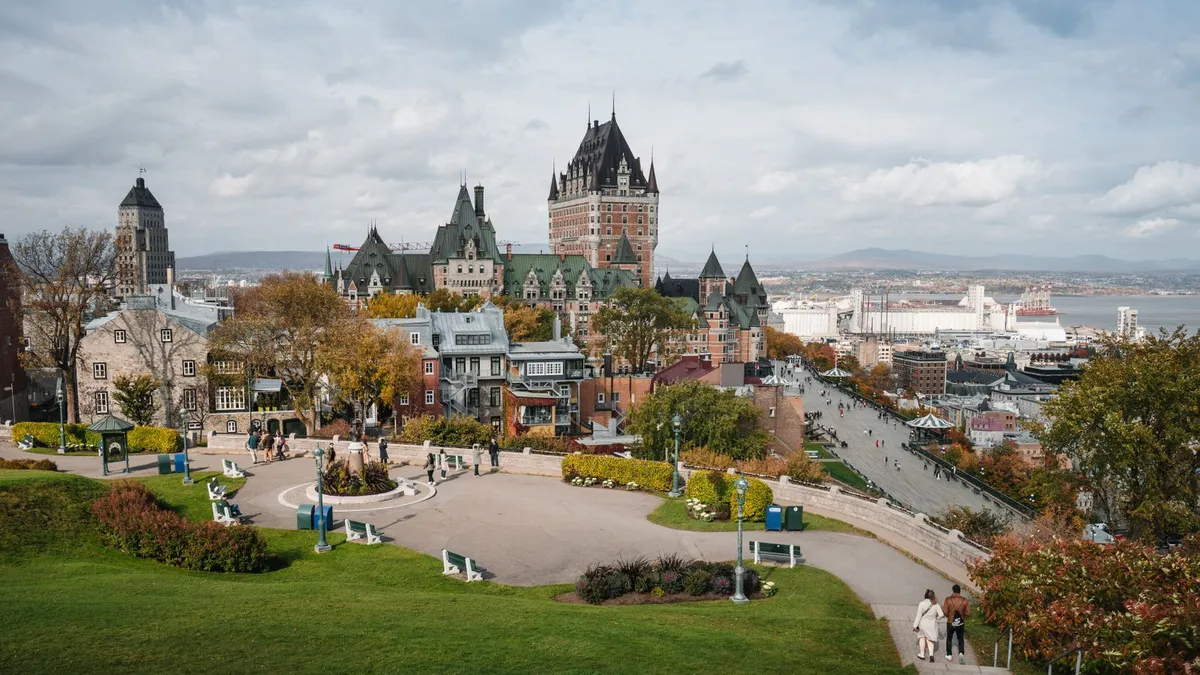 Vieux-Québec et Château Frontenac en automne, dans la province où le prêt sans enquête est le plus encadré au Canada
